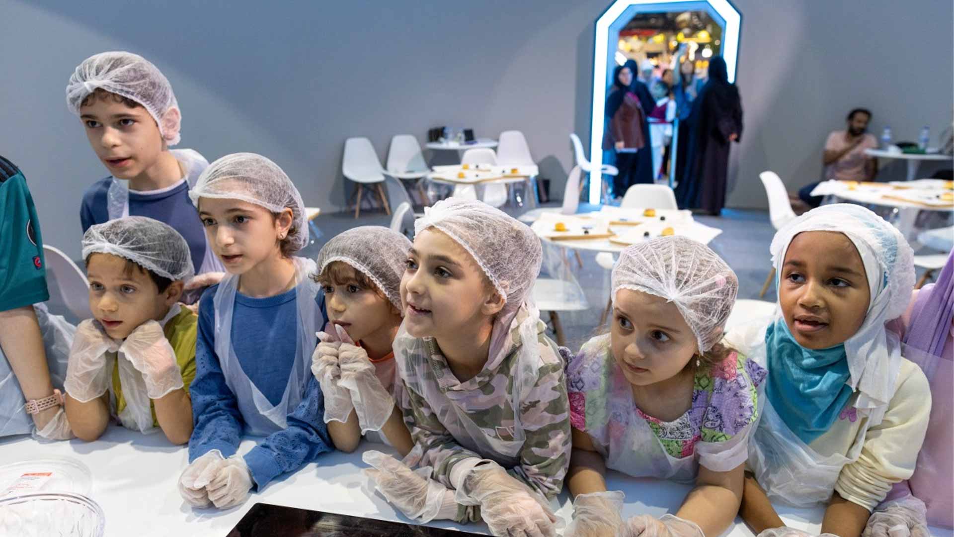 الطهاة الصغار يبدعون مخبوزات بأشكال وجوه القطط في"الشارقة القرائي" 