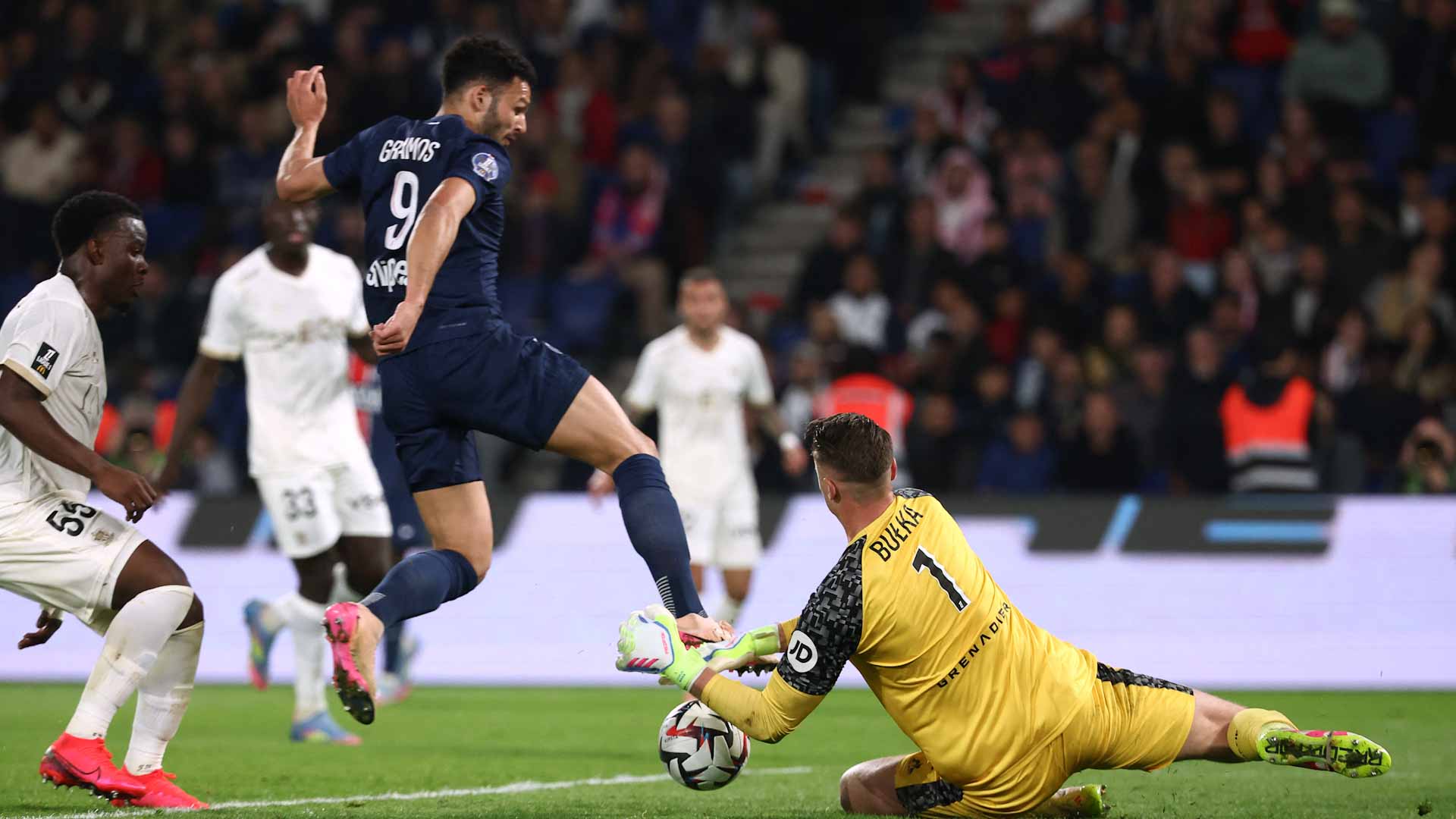 سان جيرمان يتعرض للهزيمة الأولى هذا الموسم في الدوري الفرنسي  