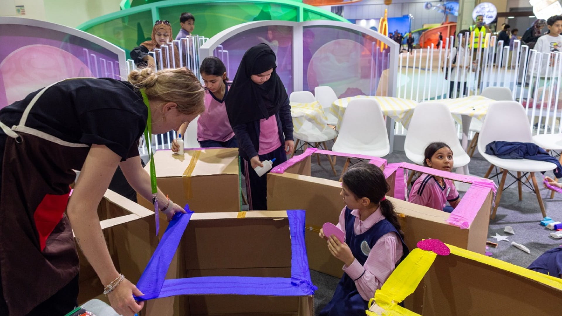 صغار مهرجان الشارقة القرائي للطفل يعيدون إحياء لوحات فنية شهيرة 