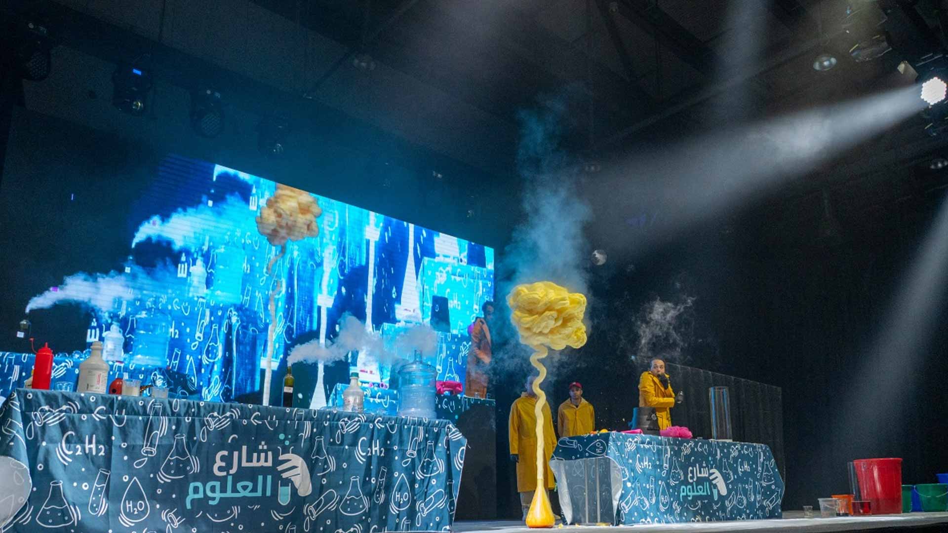 "شارع العلوم" يحول "الشارقة القرائي للطفل" إلى مختبر حي للتجارب 