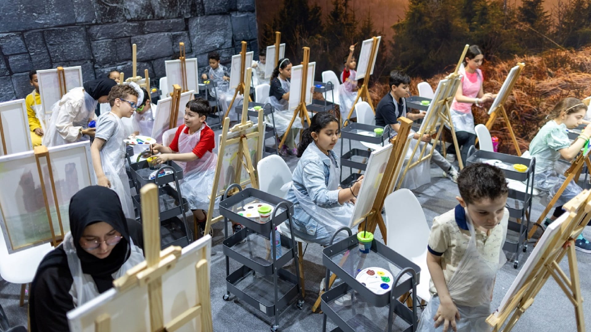 ركن الرسم الحر.. مساحات لاكتشاف المبدعين في"الشارقة القرائي للطفل" 