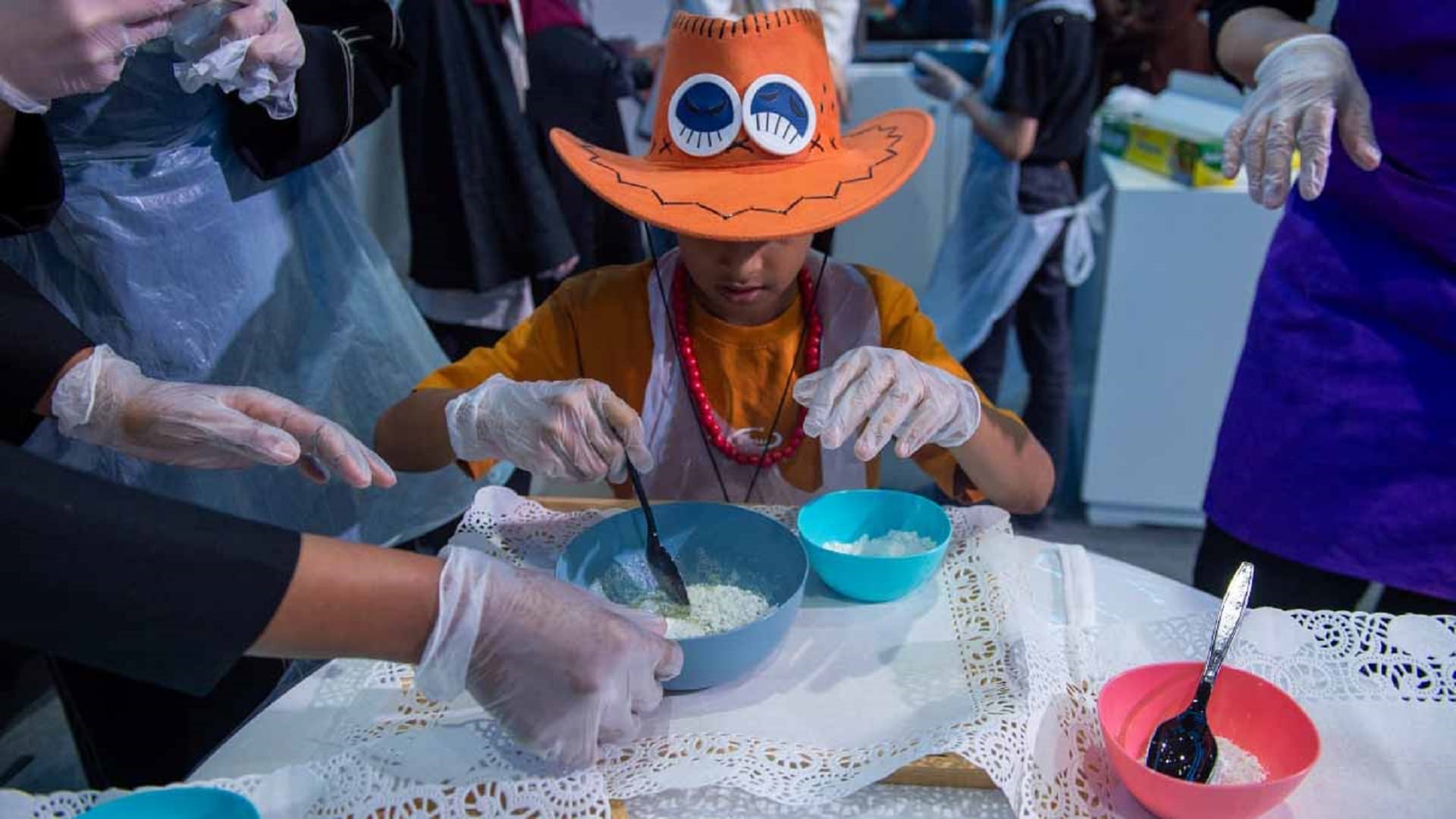 الأطفال يصنعون "الموتشي الياباني" في مهرجان الشارقة القرائي 