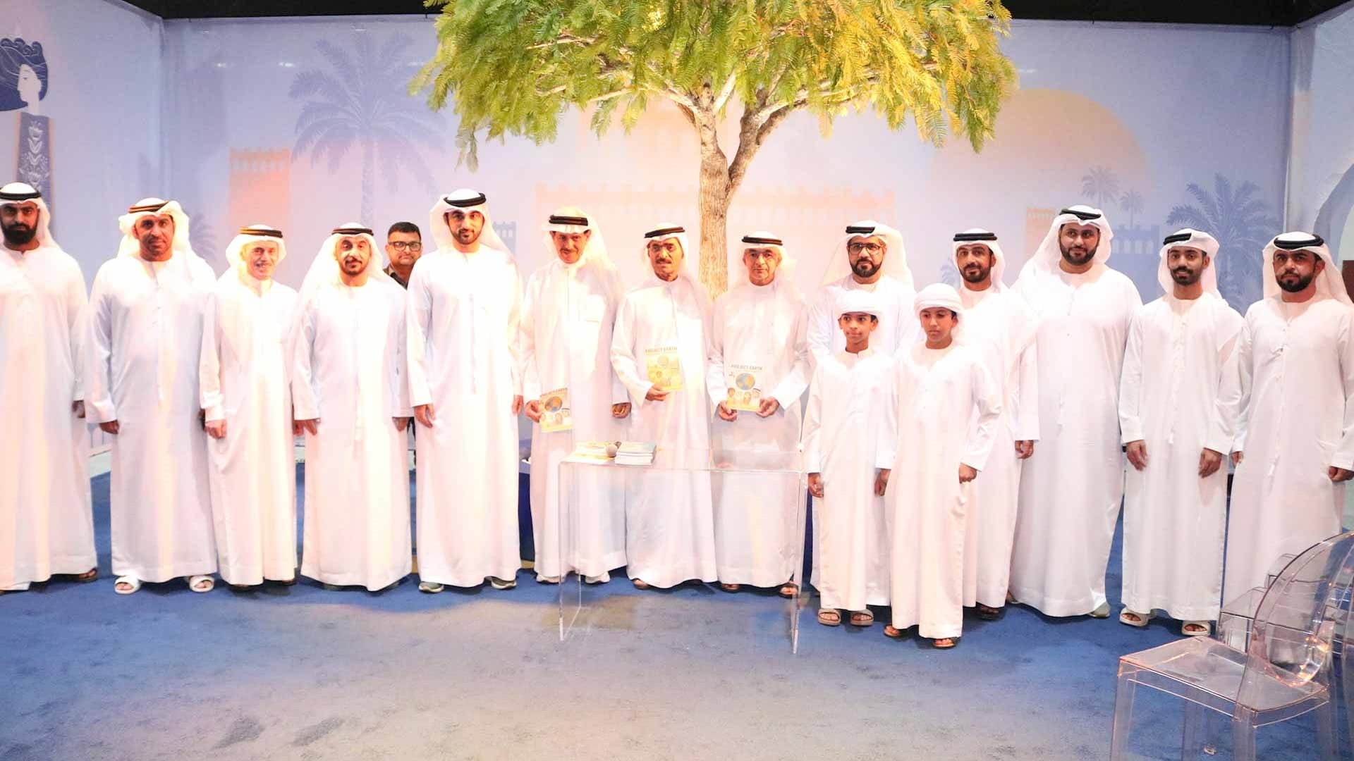 عبد الله بلحيف النعيمي يوقع كتابه "احموا الأرض" 