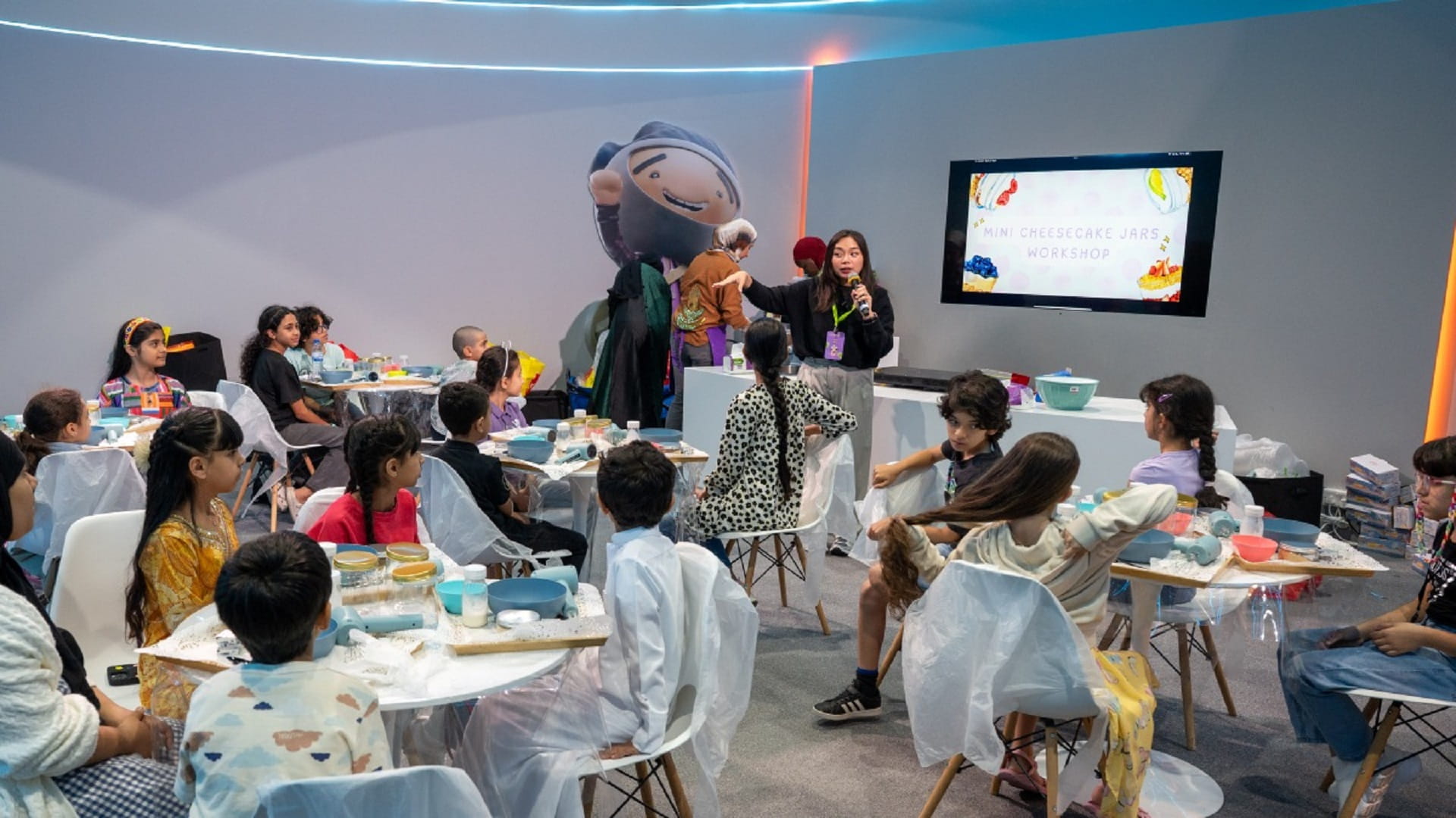 في "الشارقة القرائي".. الطهاة الصغار يصنعون أكواب الكعك بأيديهم  