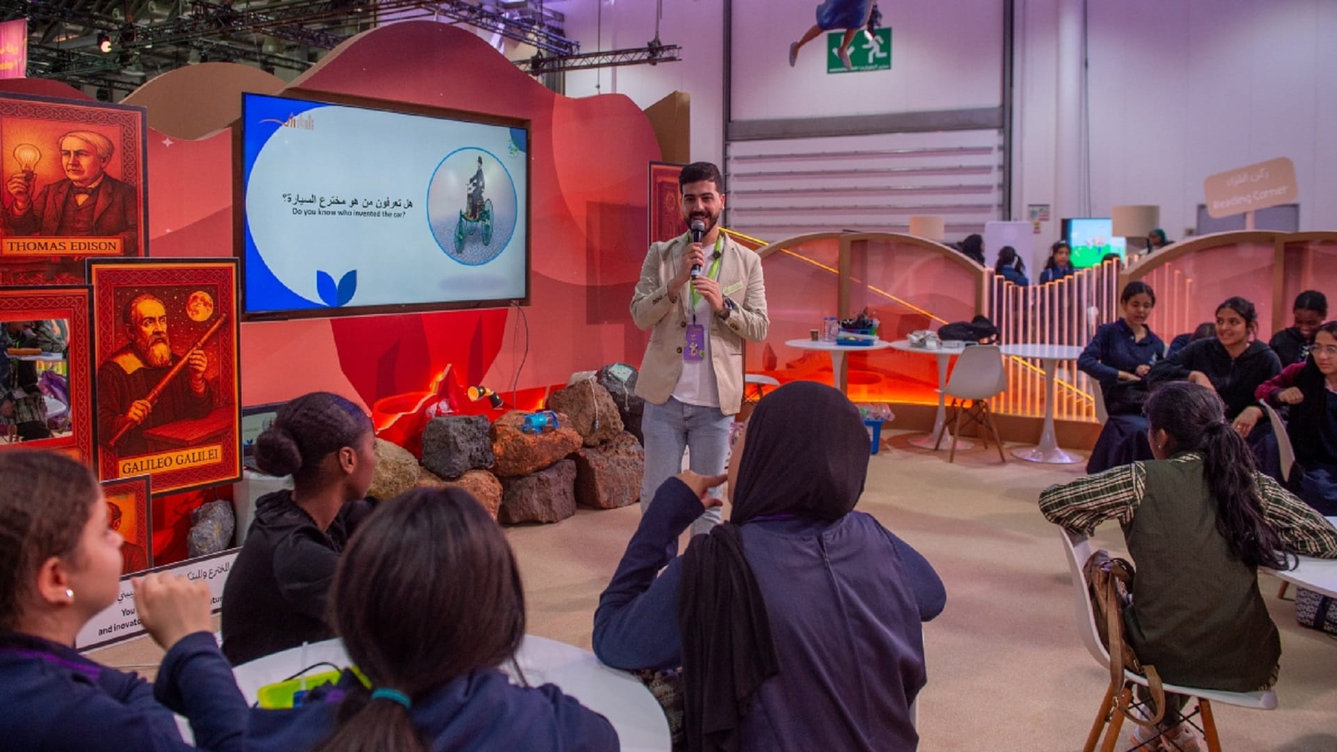 صغيرات "الشارقة القرائي للطفل" يتعرفن على اختراعات العالم كارل بنز 