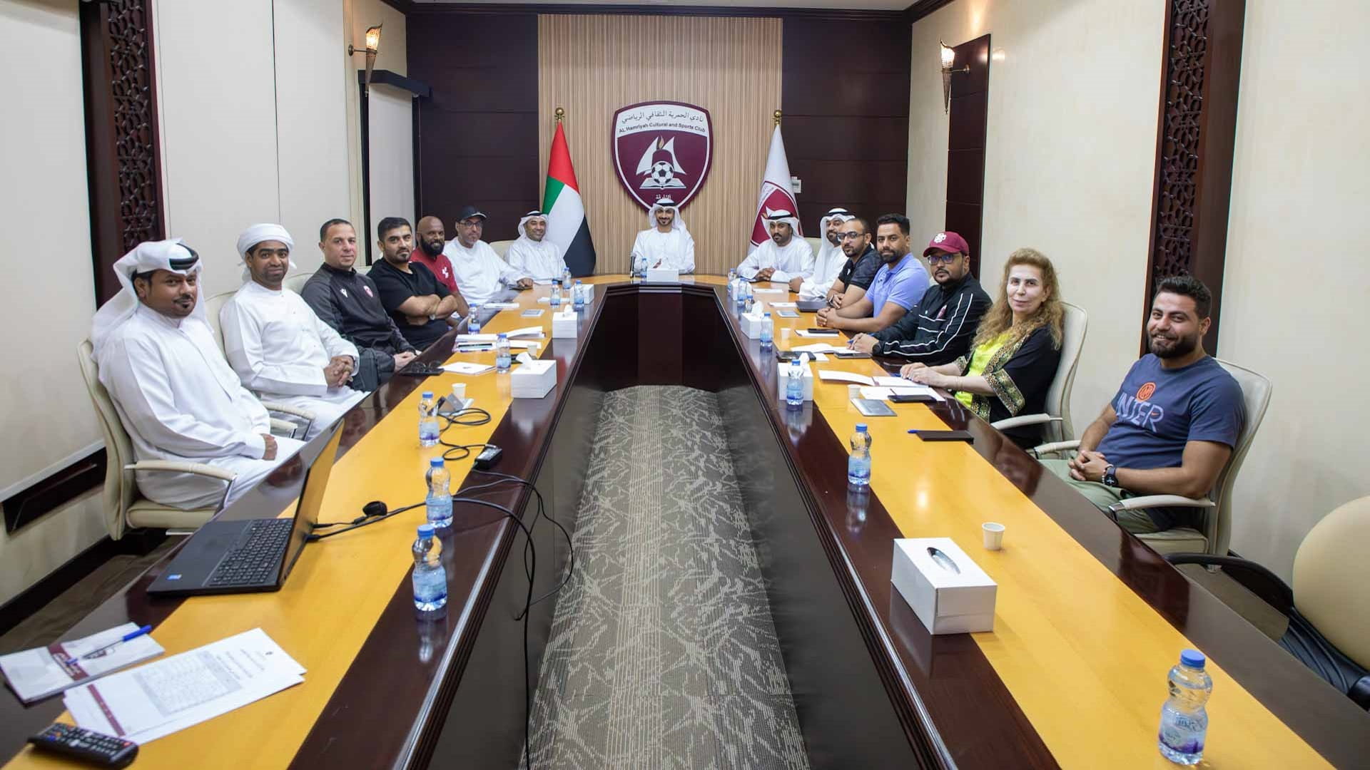 فريق عمل جائزة الشارقة لريادة التميز الرياضي يعقد اجتماعه الختامي 