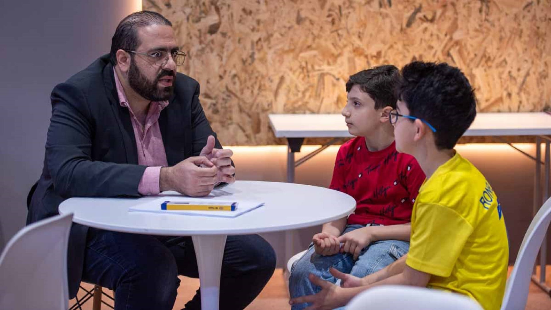 الكاتب المصري محمد عصمت يعرف أطفال "الشارقة القرائي" بـ"أدب الرعب" 