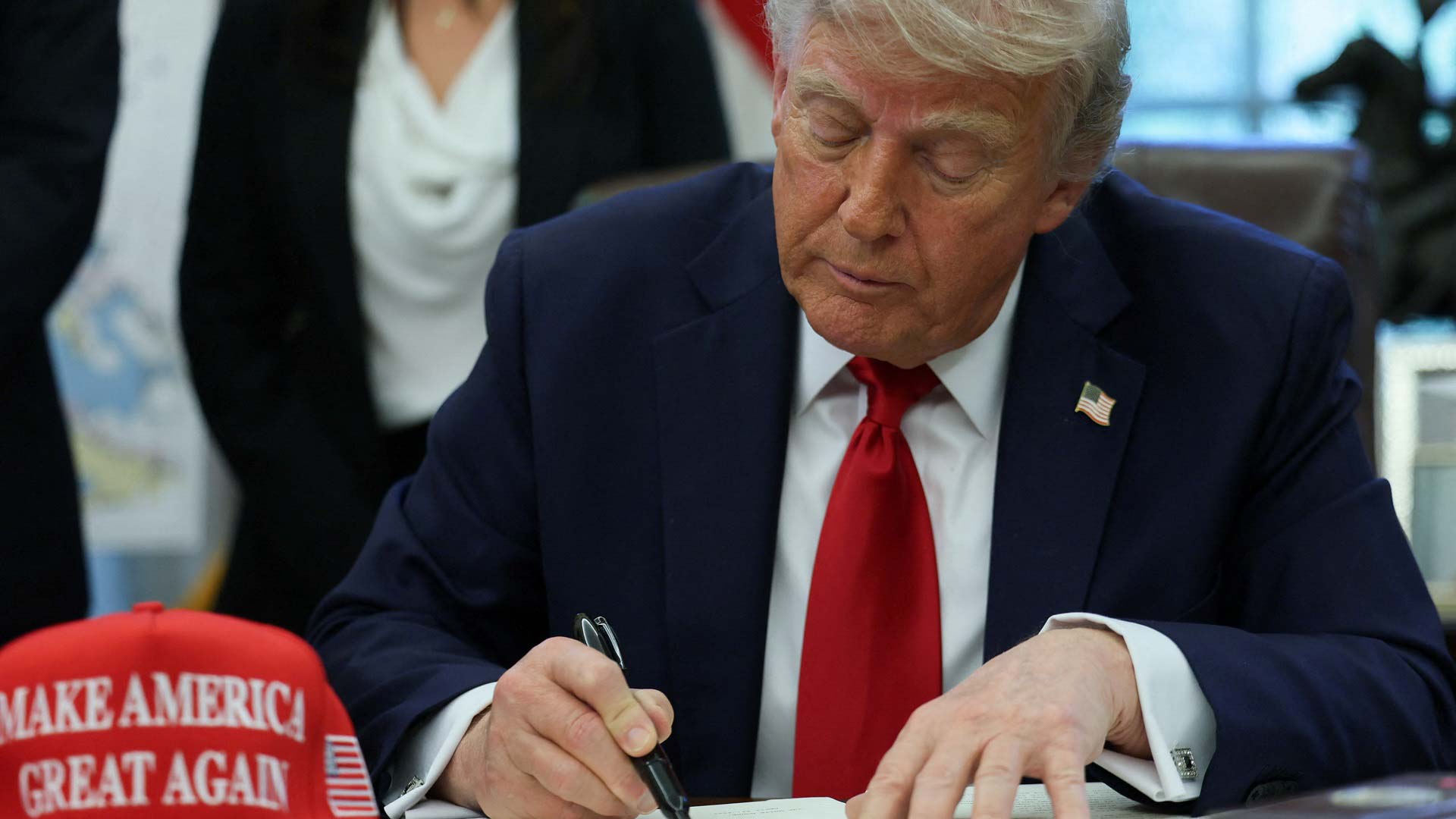 ترامب يخفف وطأة الرسوم الجمركية على السيارات لتعزيز الصناعة 