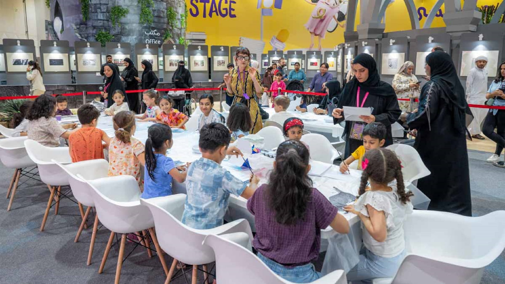 صورة بعنوان: أطفال "الشارقة القرائي" يحولون القصص إلى أعمال فنية 