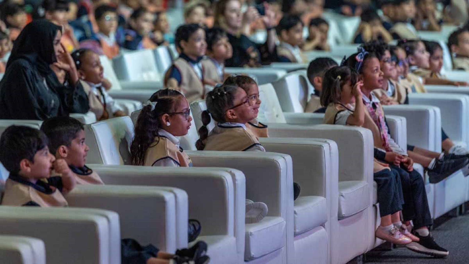 صورة بعنوان: أطفال "الشارقة القرائي" يشاركون في اكتشاف كنوز مغارة علي بابا 