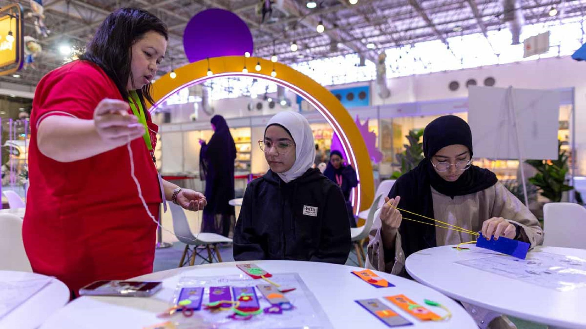 أطفال الشارقة ينسجون أولى منتجاتهم القماشية في عالم الإبداع 