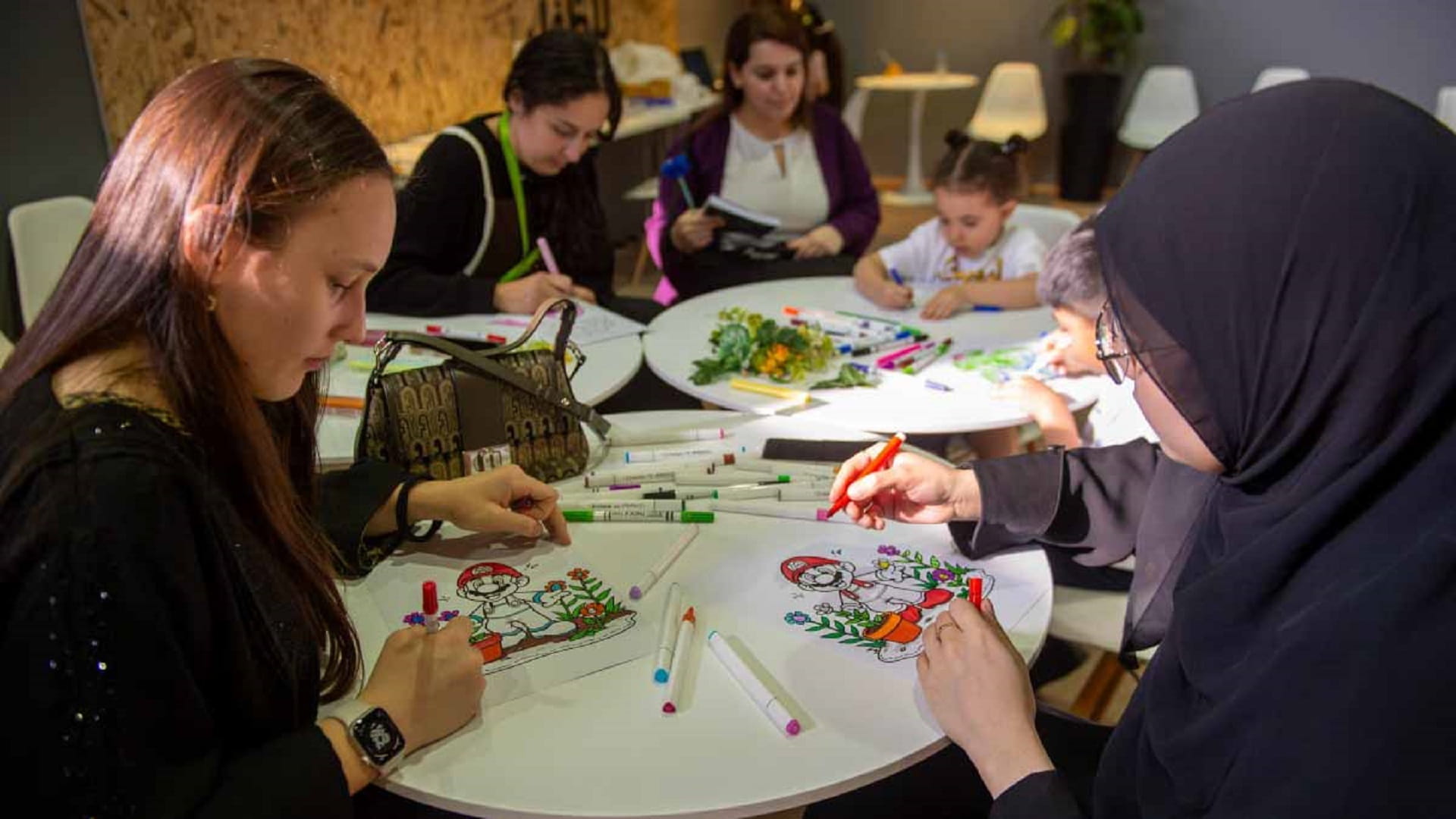 فنانون صغار يبدعون في تصميم شخصيات كرتونية مزخرفة بالورود 