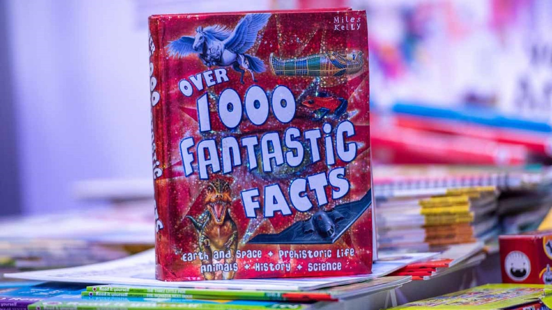 صورة بعنوان: كتب "الحقائق" تفتح نوافذ الاستكشاف لصغار "الشارقة القرائي" 