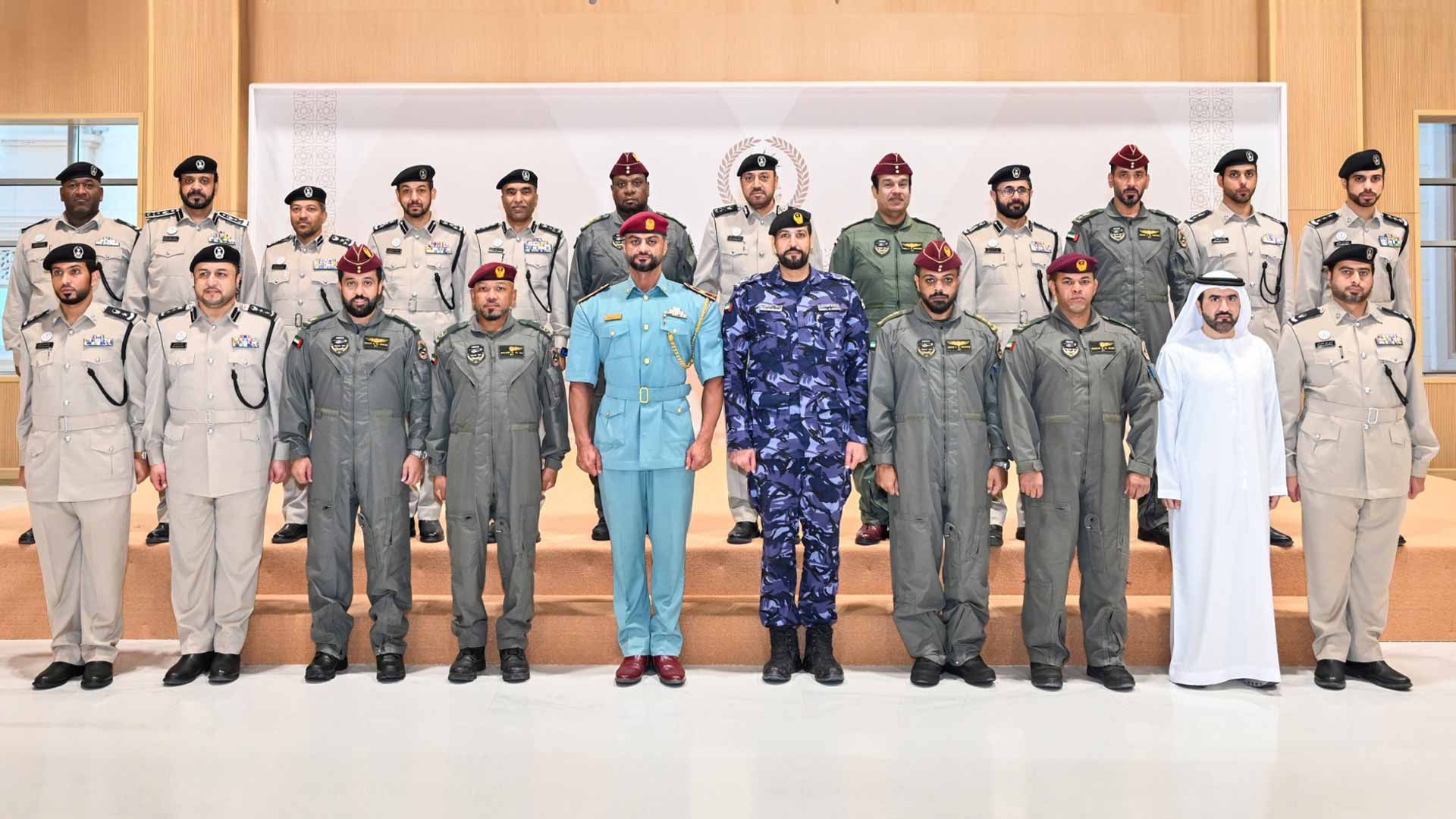 قائد عام شرطة الشارقة يكرّم فريق جناح الجو تقديراً لجهودهم الأمنية 