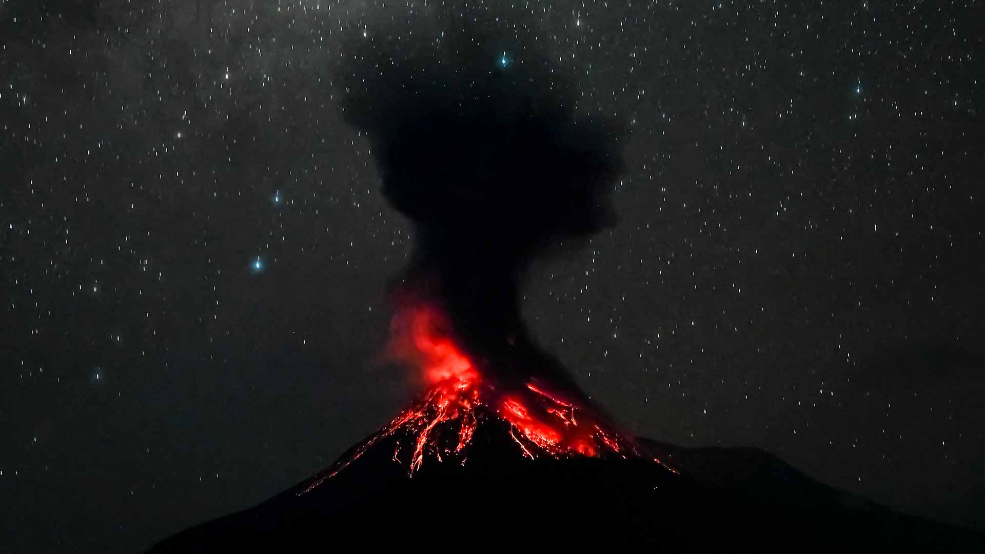 بركان جبل ليوتوبي لاكي لاكي يطلق رماداً في سماء إندونيسيا