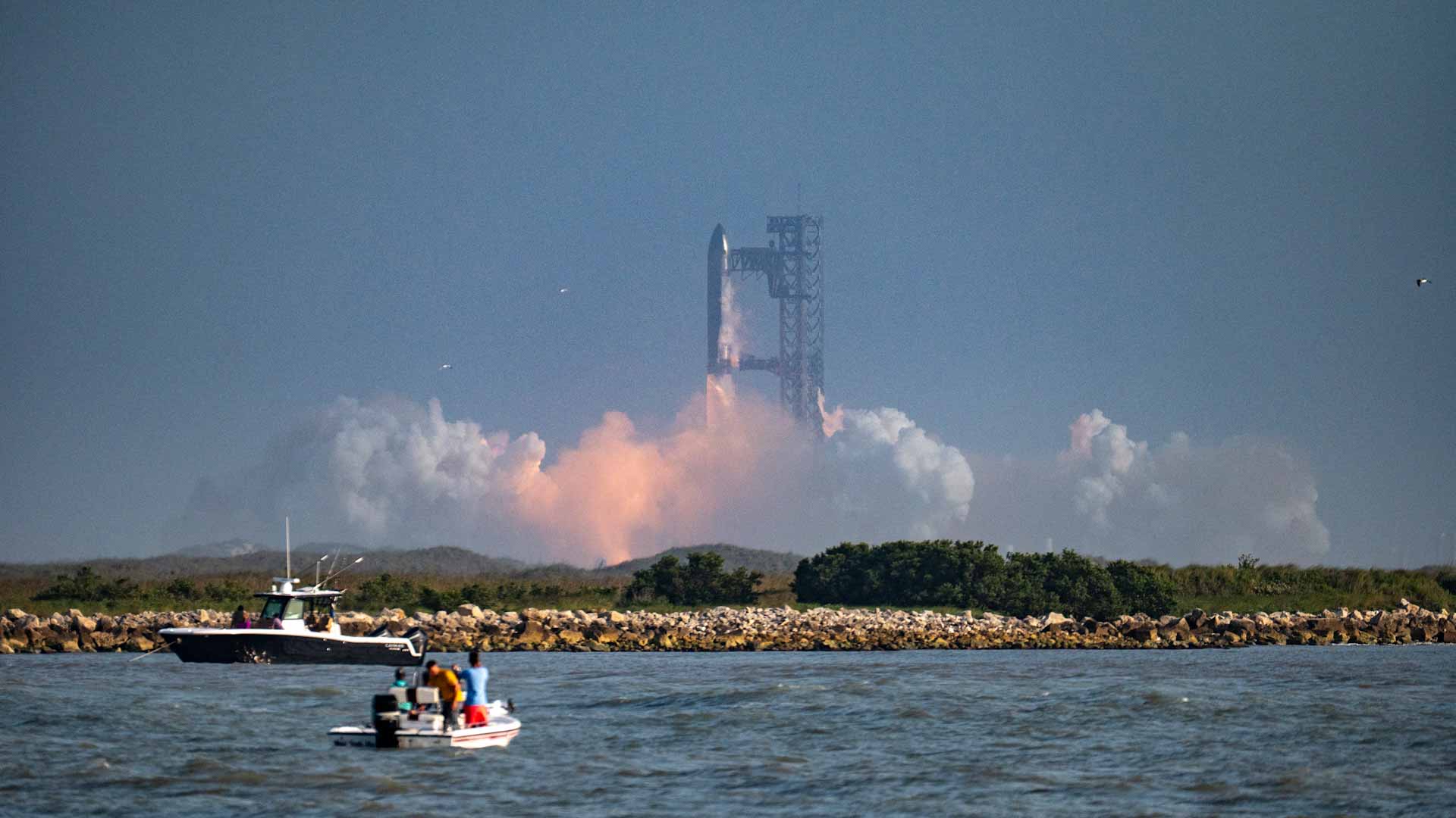 "سبيس إكس" ترسل 19 قمراً جديداً إلى مدار أرضي منخفض في الفضاء