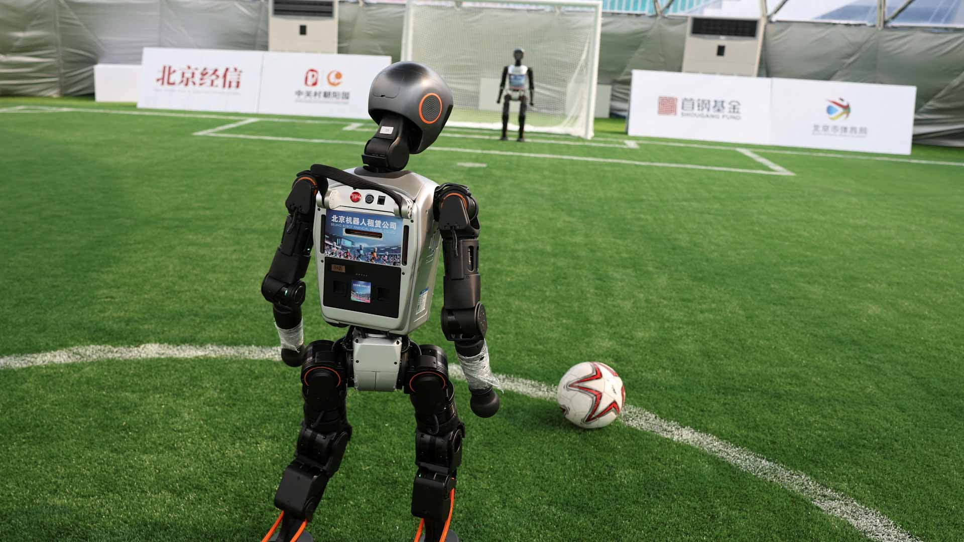 في الصين..روبوتات تتدرب للمشاركة في أول دورة كرة قدم للإنسان الألي  