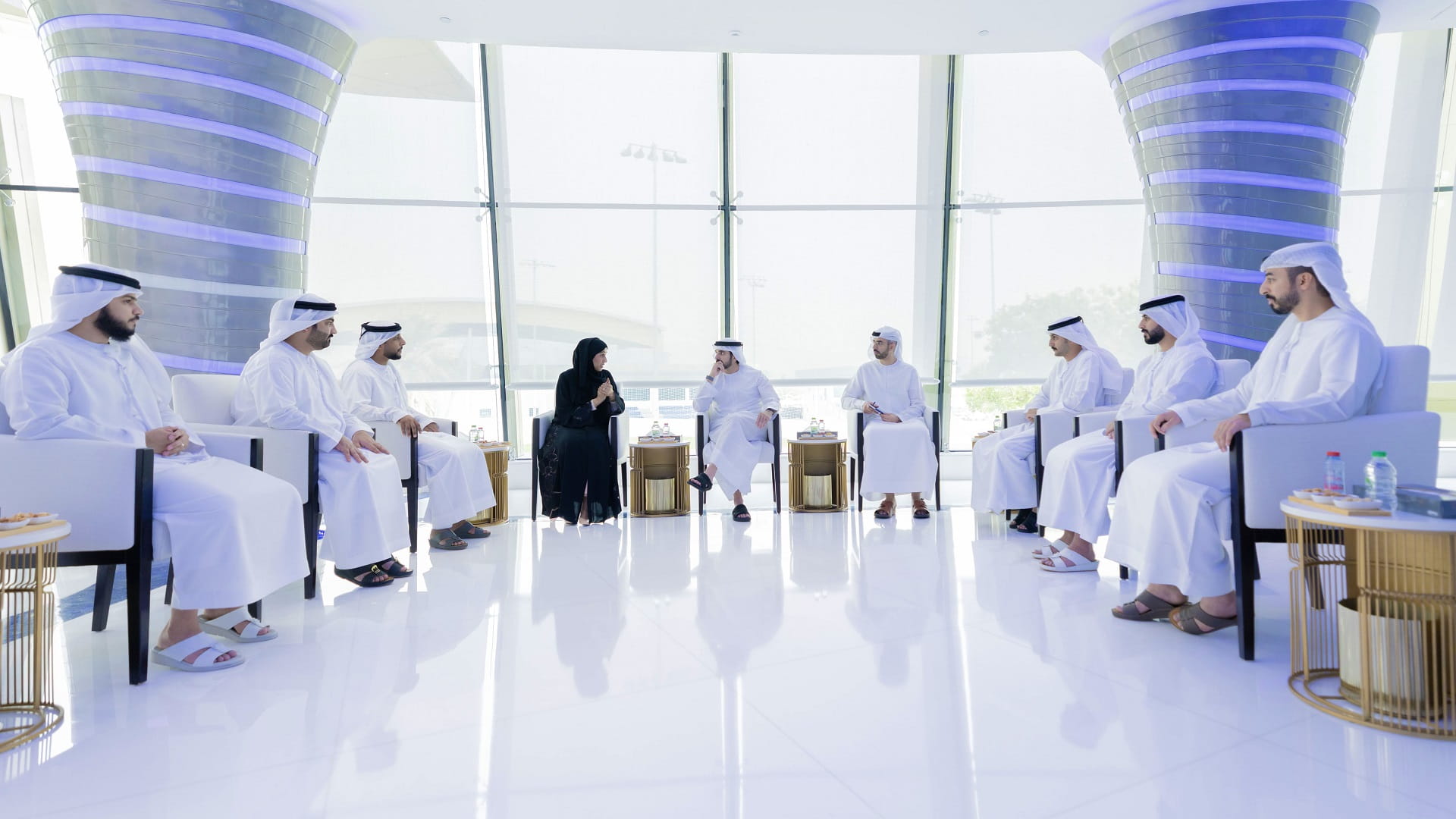 حمدان بن محمد يطّلع على نتائج برنامج الشيخة هند بنت مكتوم للأسرة  