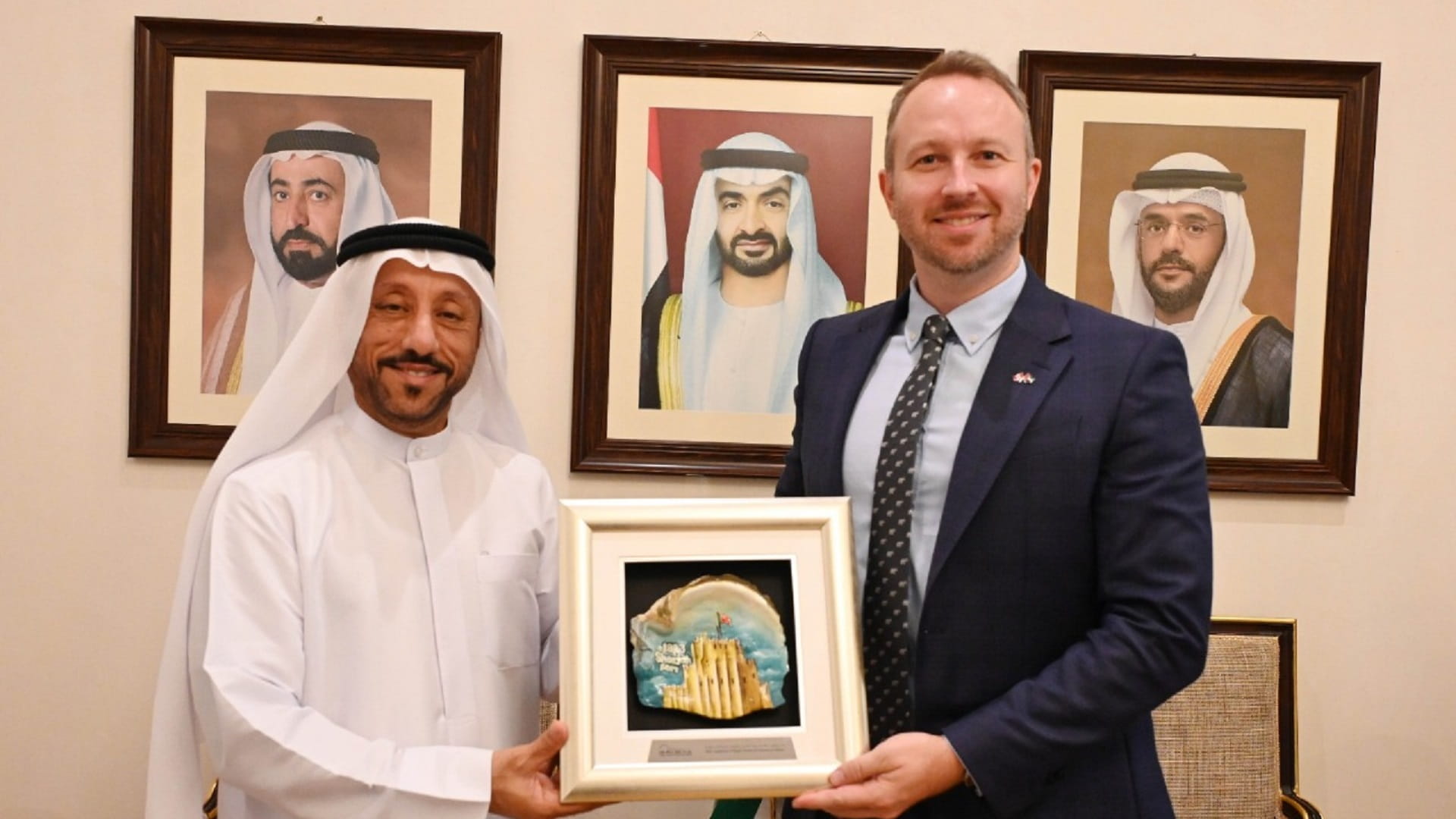 غرفة الشارقة والقنصلية الكندية تبحثان تعزيز الشراكة الاقتصادية 