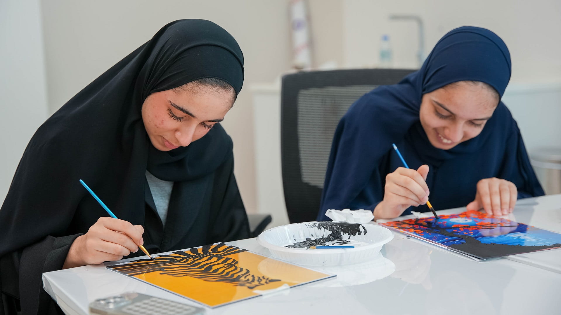 "سجايا الشارقة" تطلق ورش أغسطس وتُثري خيال الفتيات ومهاراتهن  