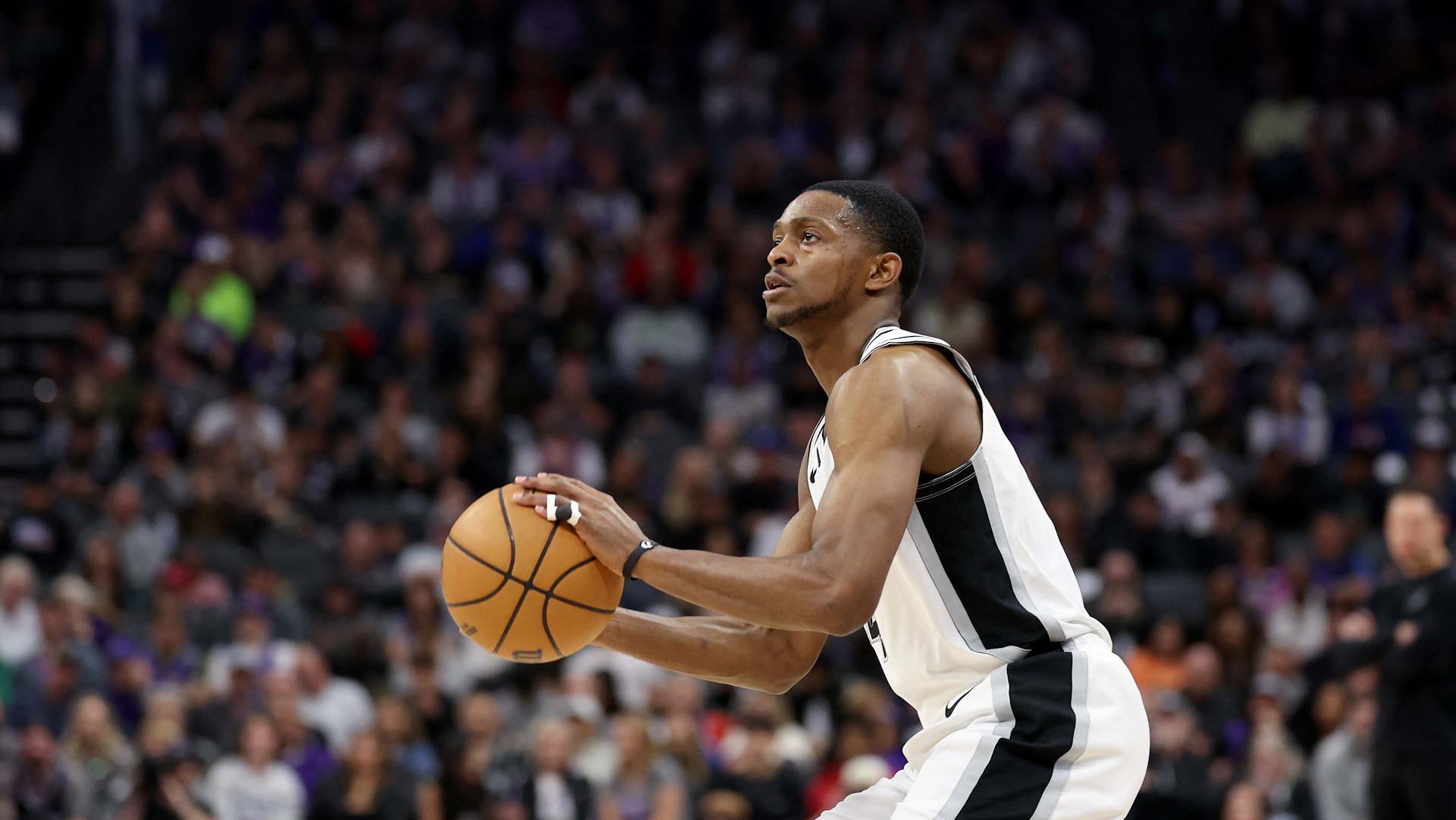 سان أنطونيو يمدد عقد النجم دي آرون فوكس  