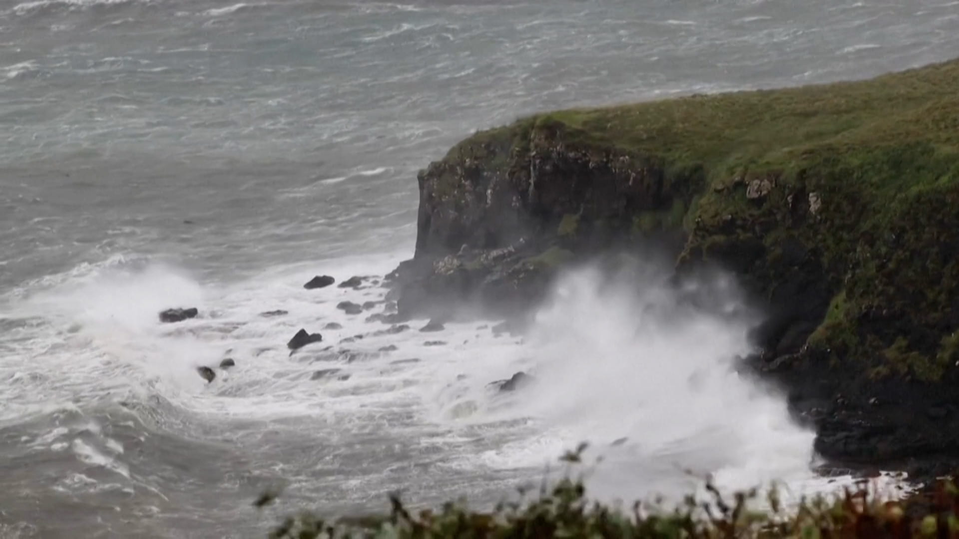 عاصفة فلوريس تجتاح أسكتلندا مصحوبة برياح قوية وأمطار غزيرة 