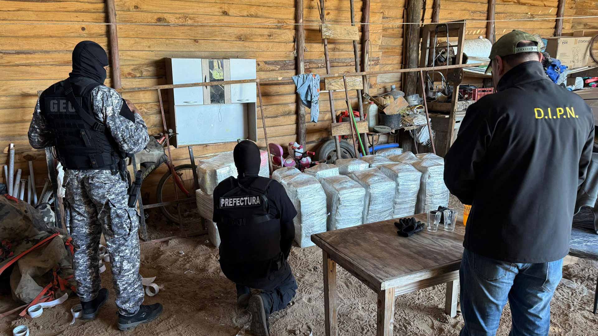 بعد مراقبة وتتبع.. أوروغواي تصادر أكثر من طنين من الكوكايين 