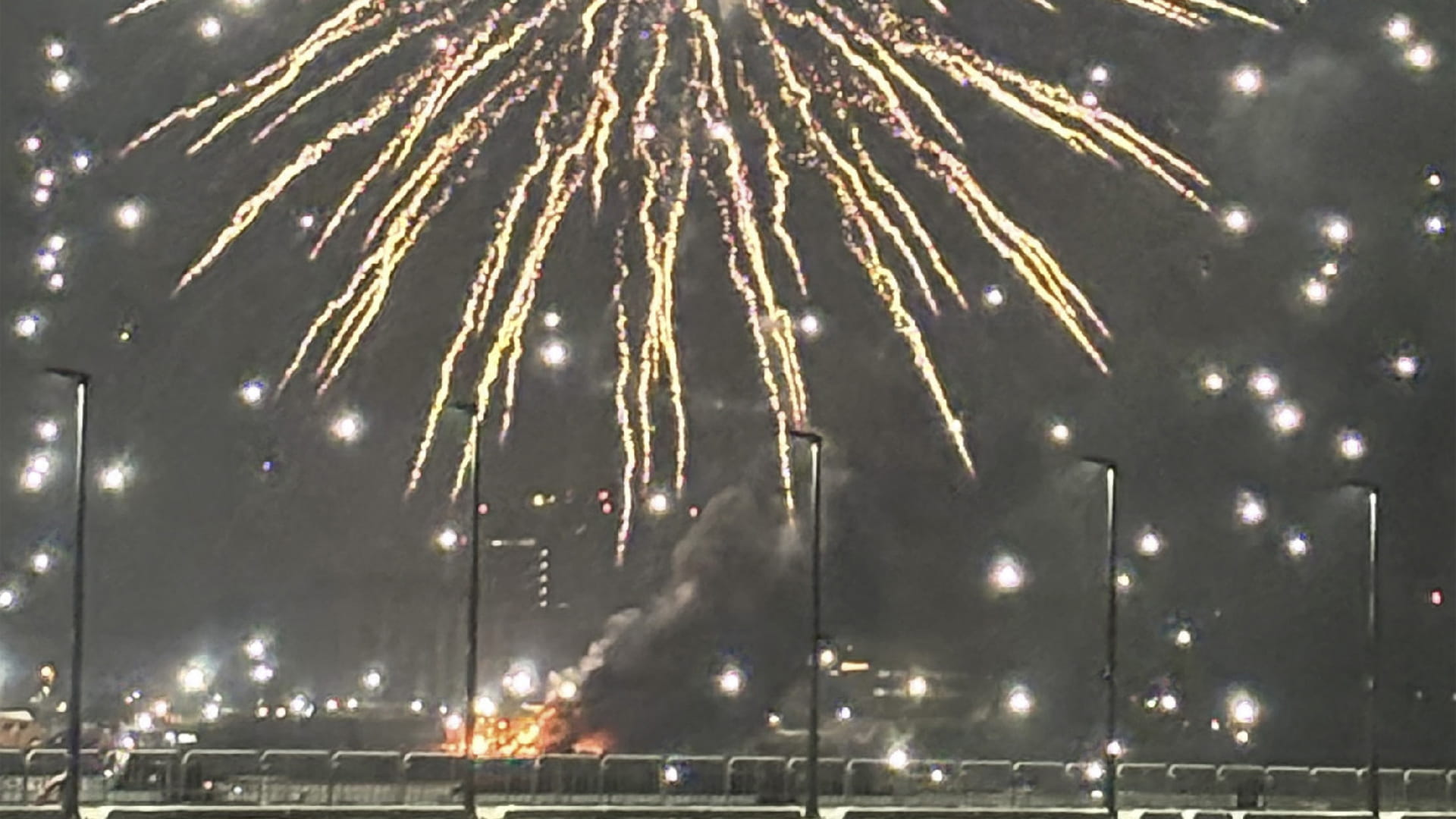 نيران تشب في بارجتين تحملان ألعاباً نارية باليابان وسط تطاير شرارة مفرقعات