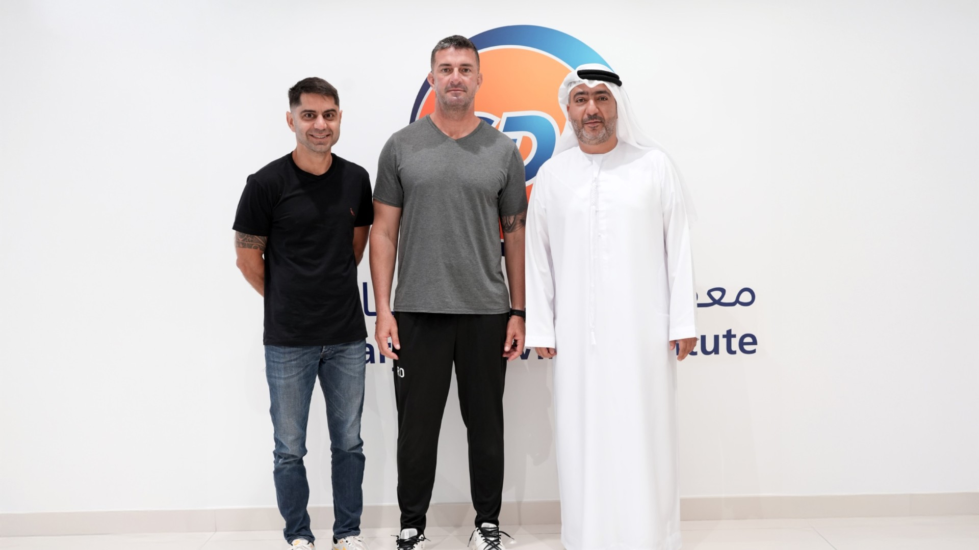 معهد الشارقة للسياقة يمنح مدرب ولاعبي فريق الوصل رخص القيادة 