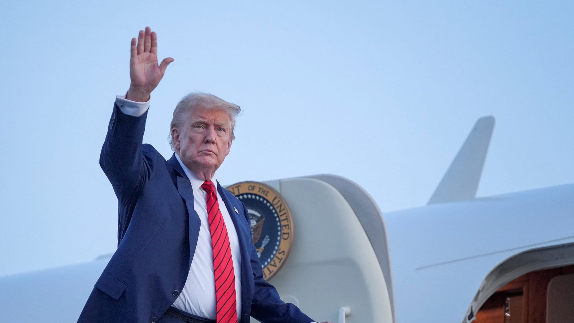 ترامب يفرض رسوماً جمركية على المنتجات الصيدلانية وأشباه الموصلات  