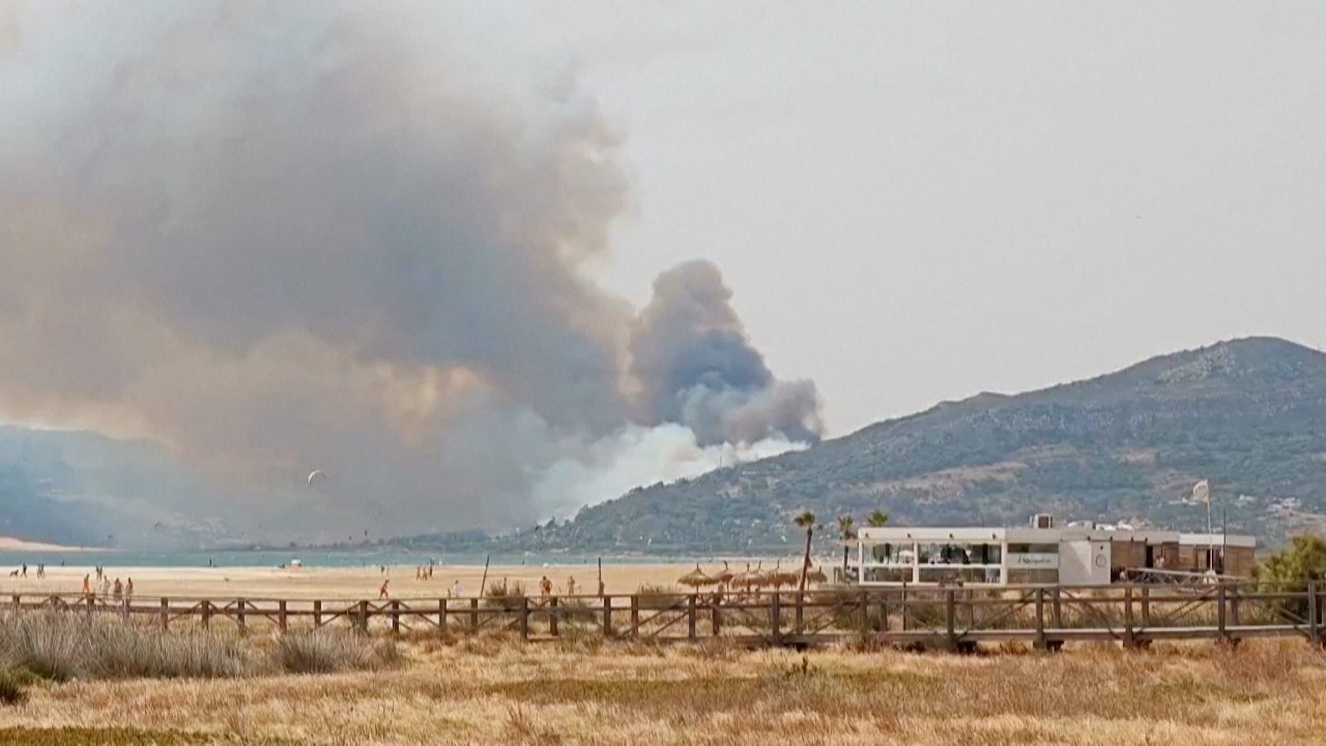 حريق غابات ضخم في إسبانيا يرغم فنادق ومواقع تخييم على إجلاء روادها  