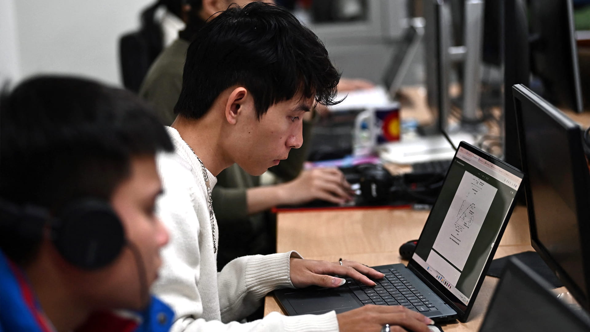 دراسة: تعرّض الأطفال طويلاً للشاشات يزيد خطر الإصابة بأمراض القلب 