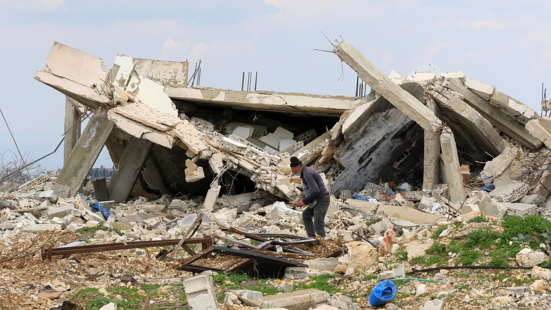 5 قتلى وعشرة جرحى بغارة إسرائيلية على شرق لبنان 