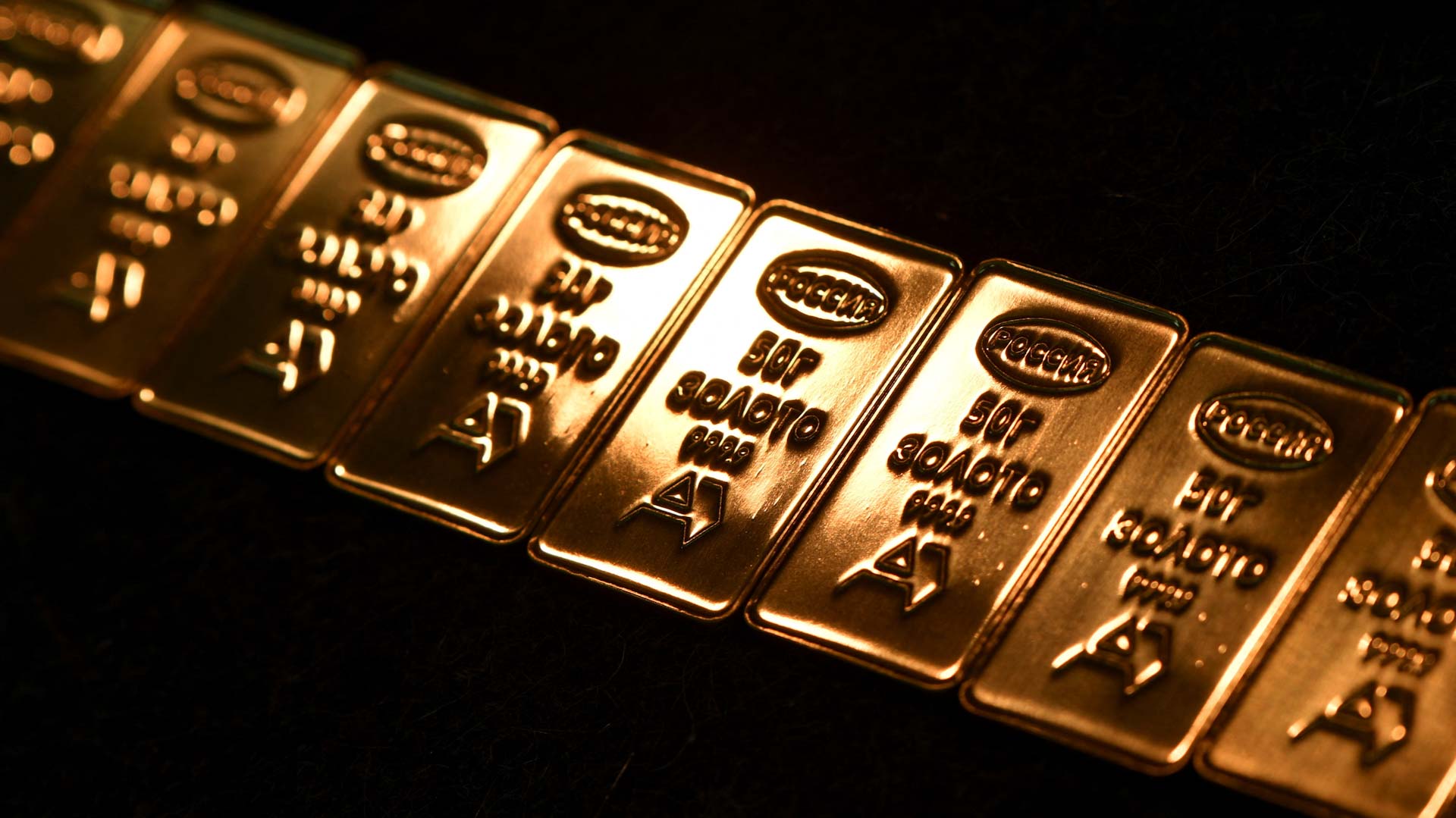 أسعار الذهب والنفط ترتفع بدعم تراجع الدولار وآمال خفض الفائدة 