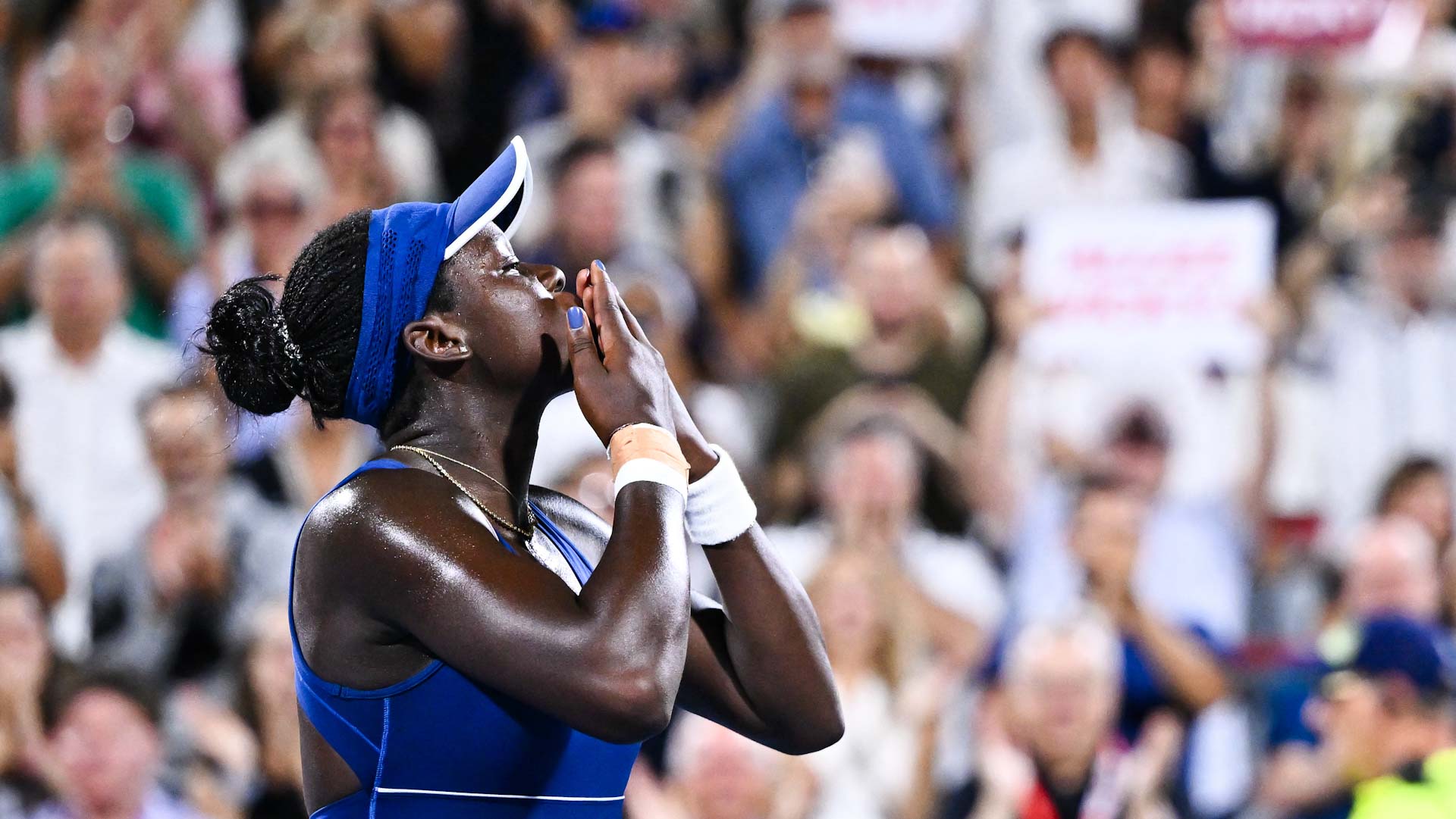 الكندية الشابة مبوكو تفجر مفاجأة وتبلغ نهائي بطولة مونتريال للتنس  