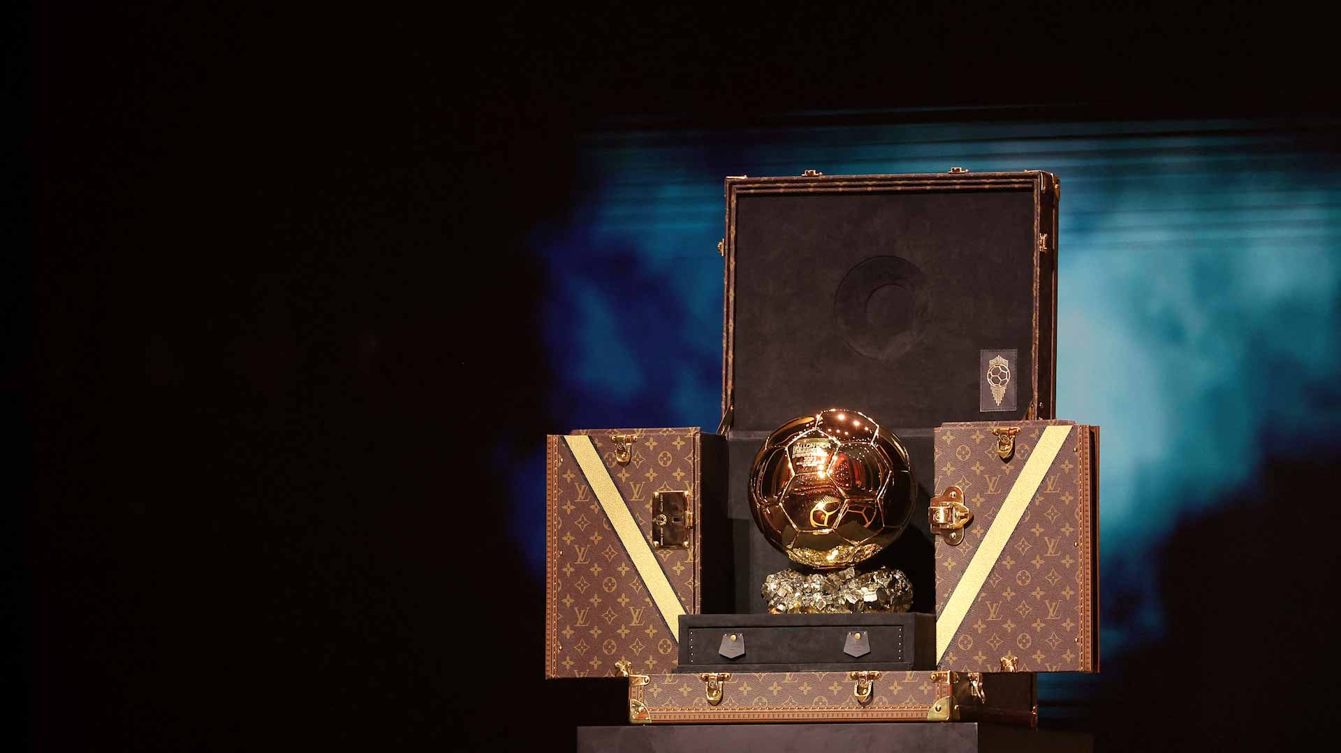 ديمبيليه وحكيمي وصلاح ضمن قائمة المرشحين للكرة الذهبية 