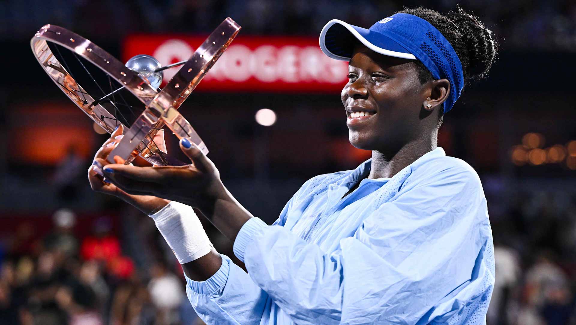 الشابة مبوكو تتوج بلقب بطولة مونتريال للتنس  