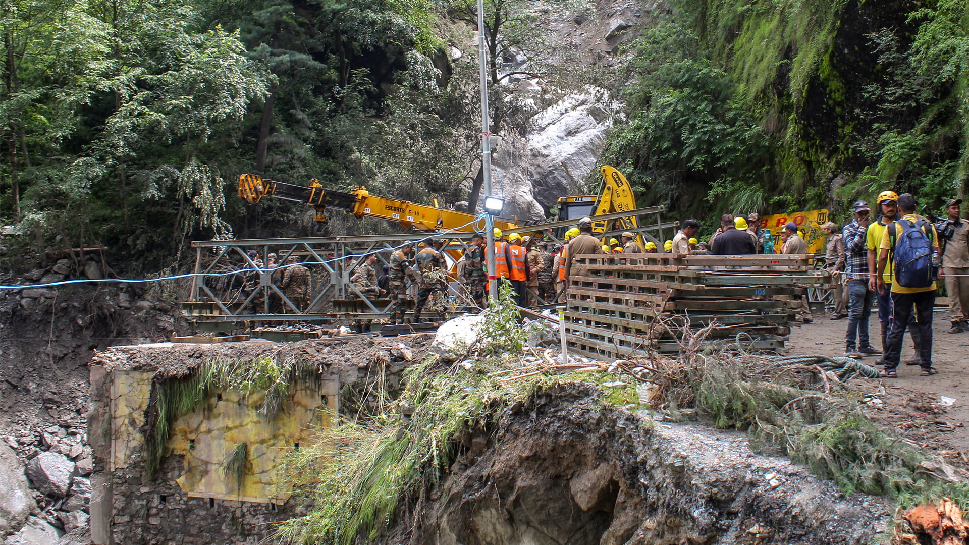 الهند تُقيم جسوراً فولاذية للوصول إلى قرية نائية ضربتها الفيضانات 