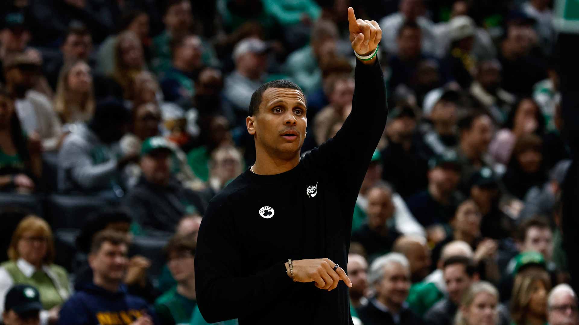 بوسطن سلتيكس يجدد الثقة بمدربه الشاب مازولا  