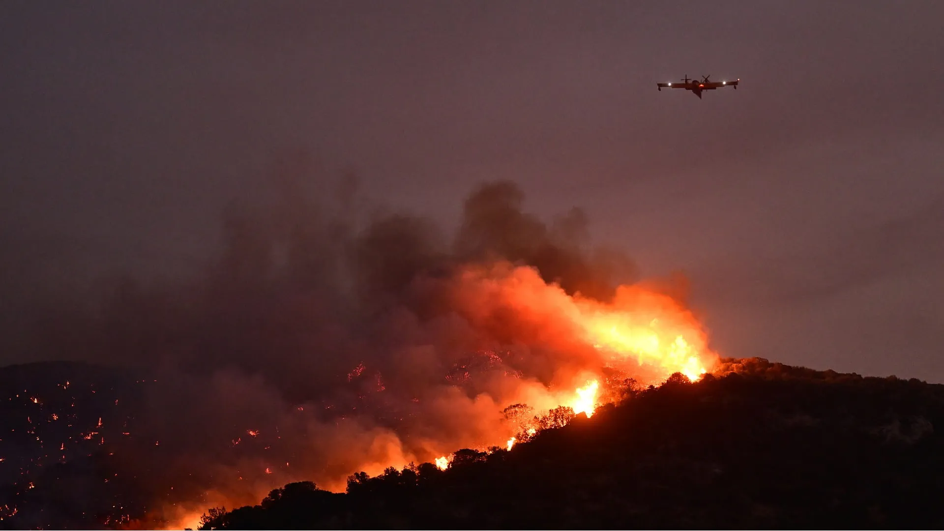 عناصر الإطفاء يواصلون لليوم الثاني مكافحة حريق قرب أثينا 