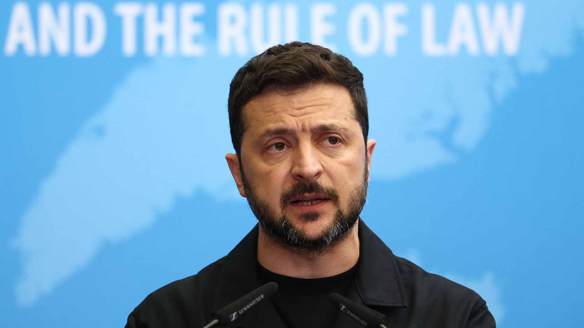 البيت الأبيض يفكر في دعوة زيلينسكي إلى قمة ألاسكا 