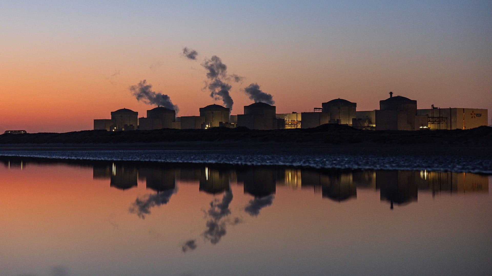 صورة بعنوان: قناديل البحر تعطل 4 مفاعلات في محطة جرافلين النووية بفرنسا 