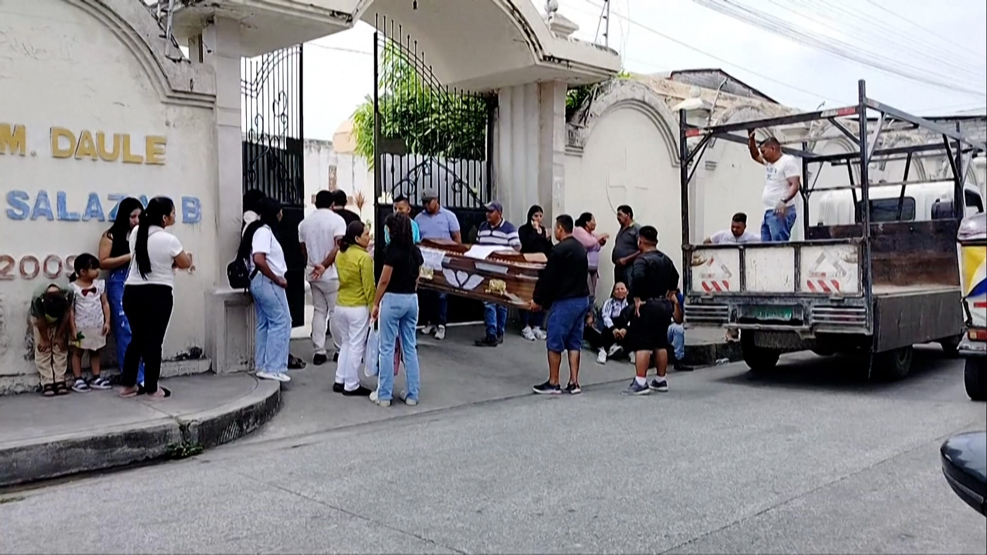 Eight dead in shooting in Ecuador 