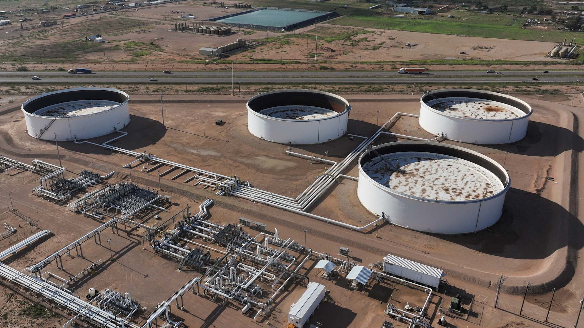 أسعار النفط تواصل الهبوط وسط ترقب محادثات سلام أميركية روسية 