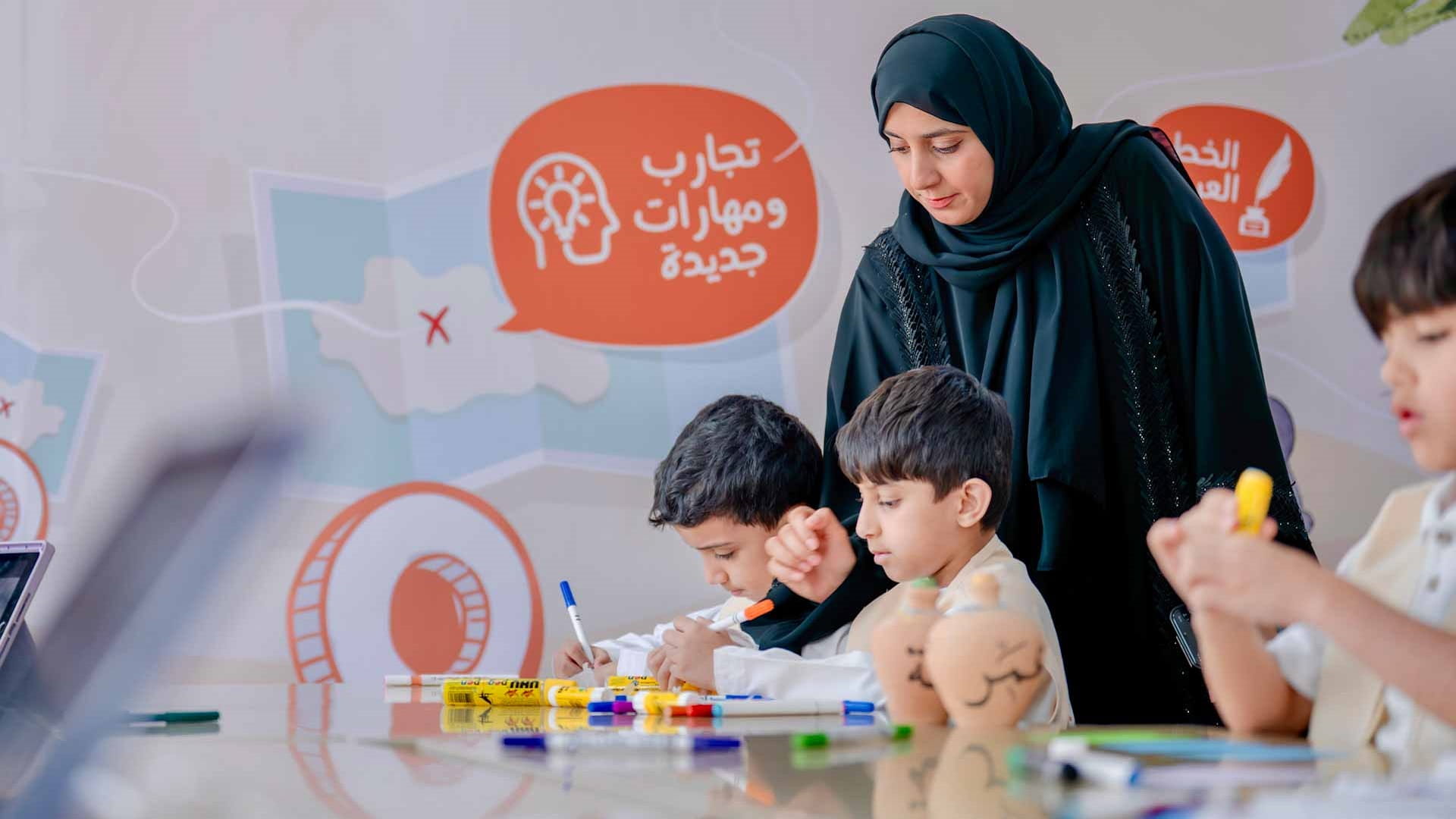 الأطفال ينسجون ذكرياتهم في مخيم الراوي الصيفي بالشارقة 