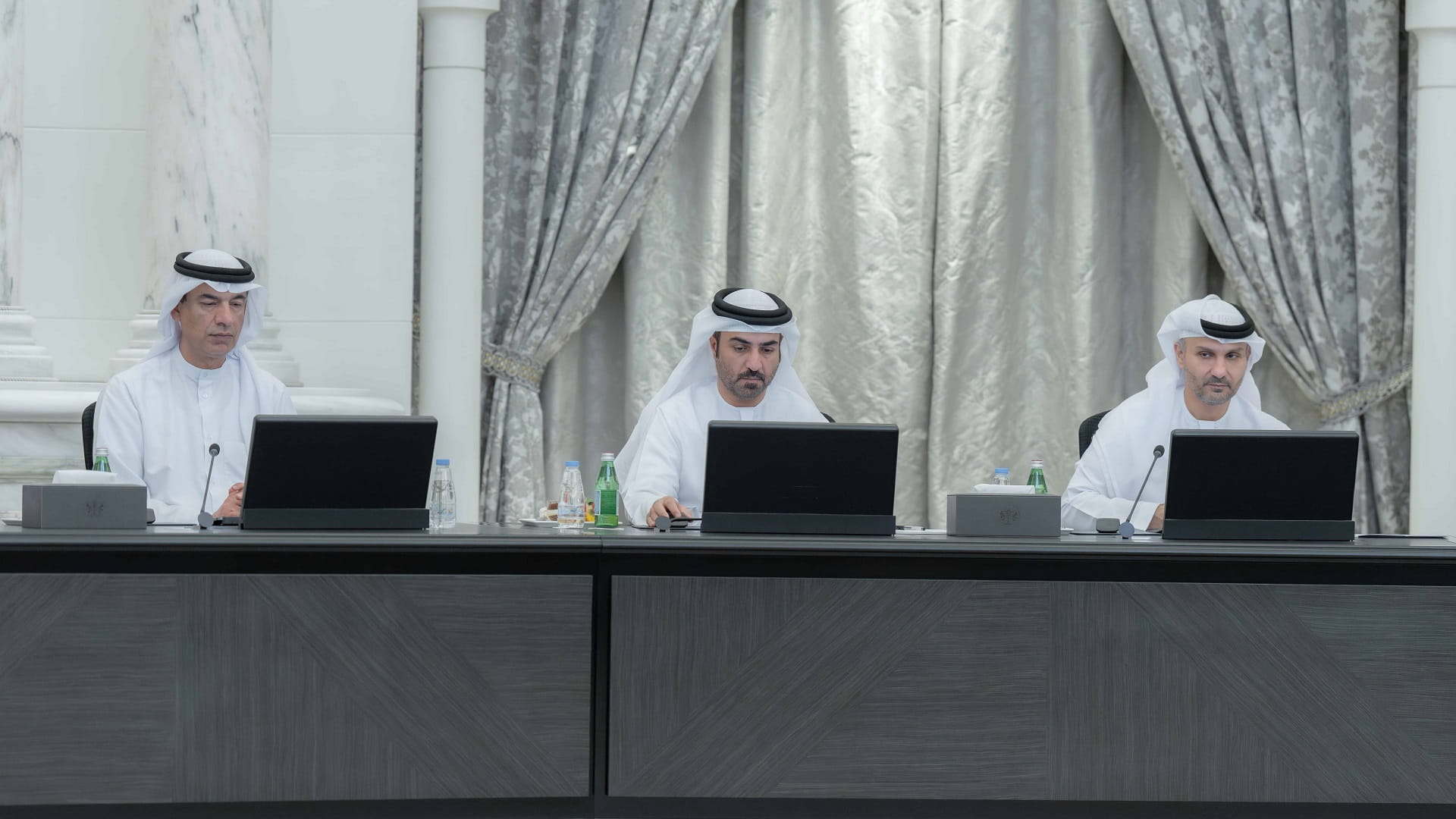 "تنفيذي الشارقة" ينظم اختصاصات وشروط منح المساعدة التكميلية للأسر