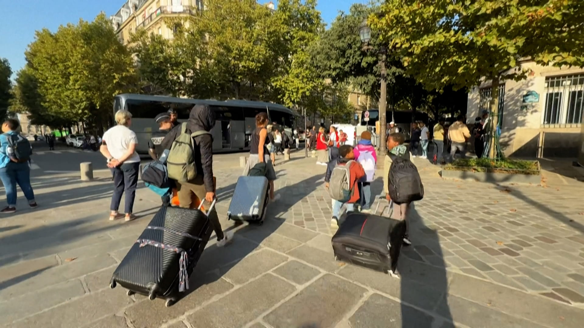 فرنسا تجلي عائلات مهاجرة من أمام بلدية باريس 