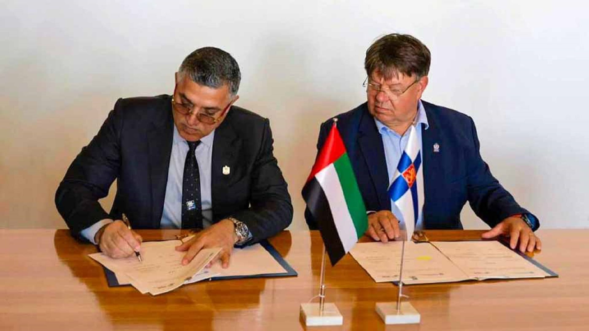الإمارات وفنلندا توقعان مذكرة تفاهم لتعزيز التعاون بالأرصاد الجوية 