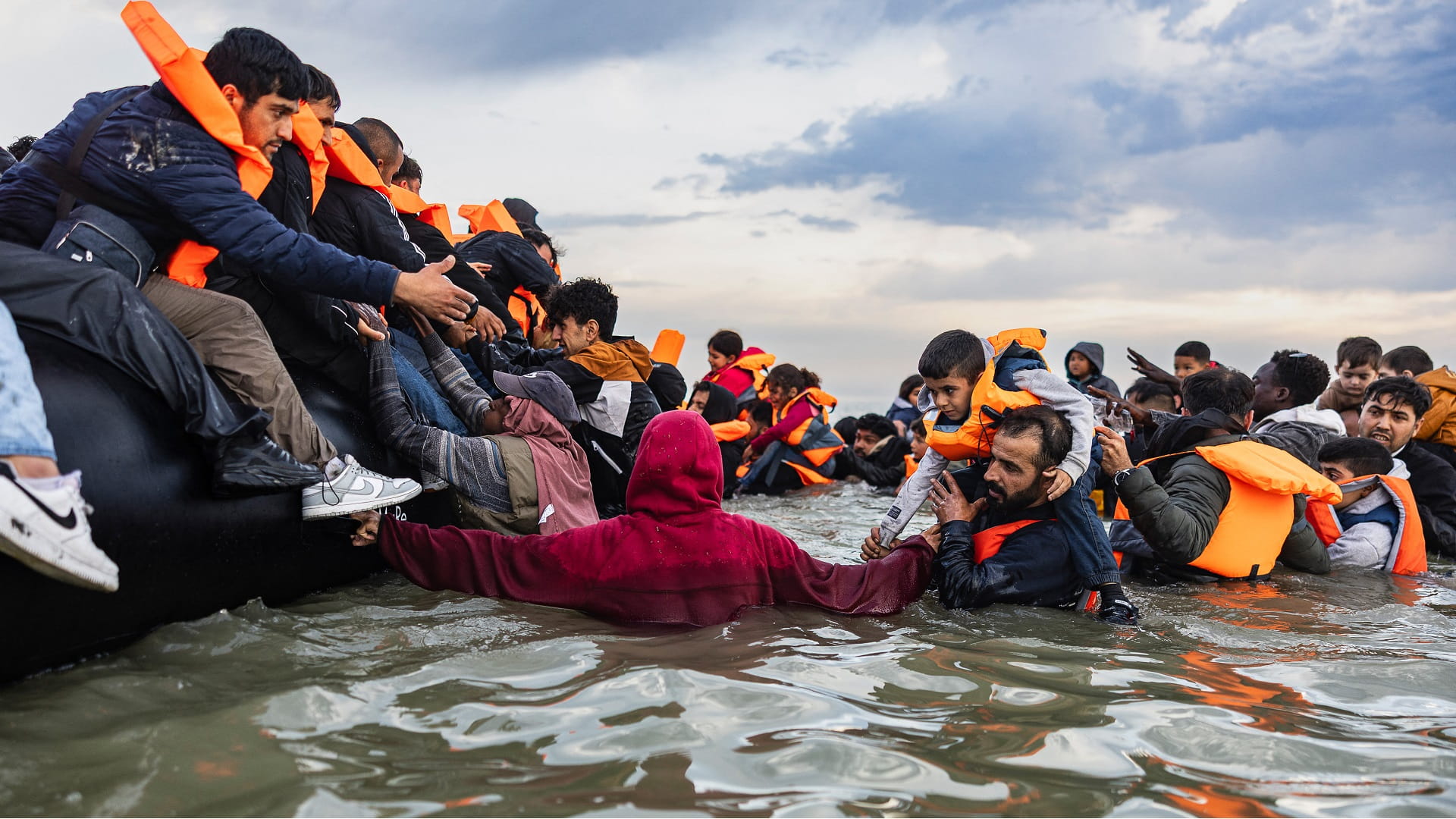 26 migrants killed in twin shipwrecks off Italian coast 