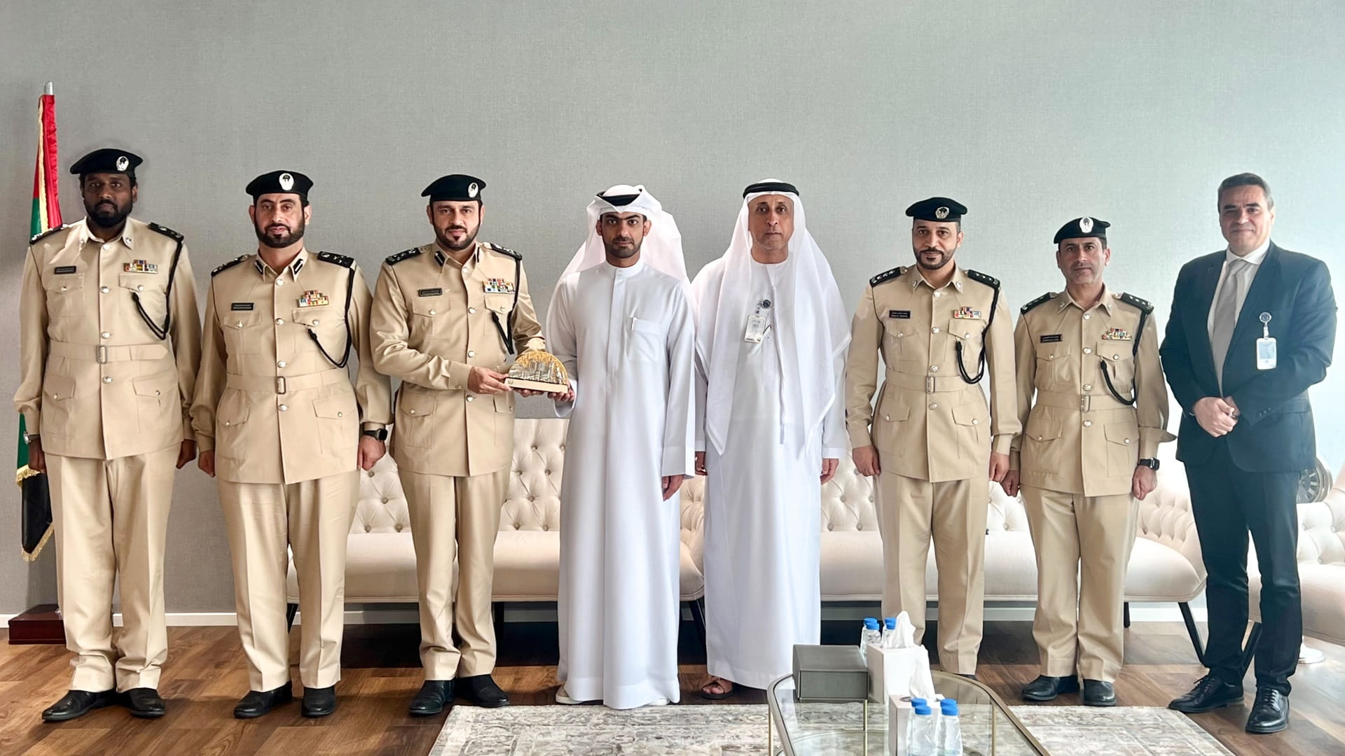 صورة بعنوان: دار الوثائق والدفاع المدني بالشارقة يبحثان تطوير منظومة الوثائق 